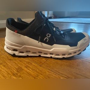 Men’s 10.5 On Cloud black and white running shoes . Very little wear